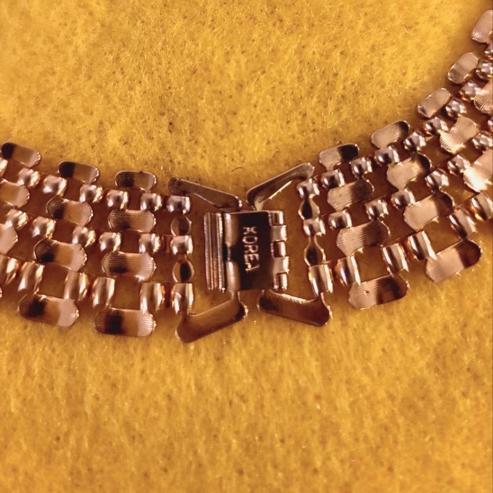 Gold Tone Necklace - Picture 4 of 4